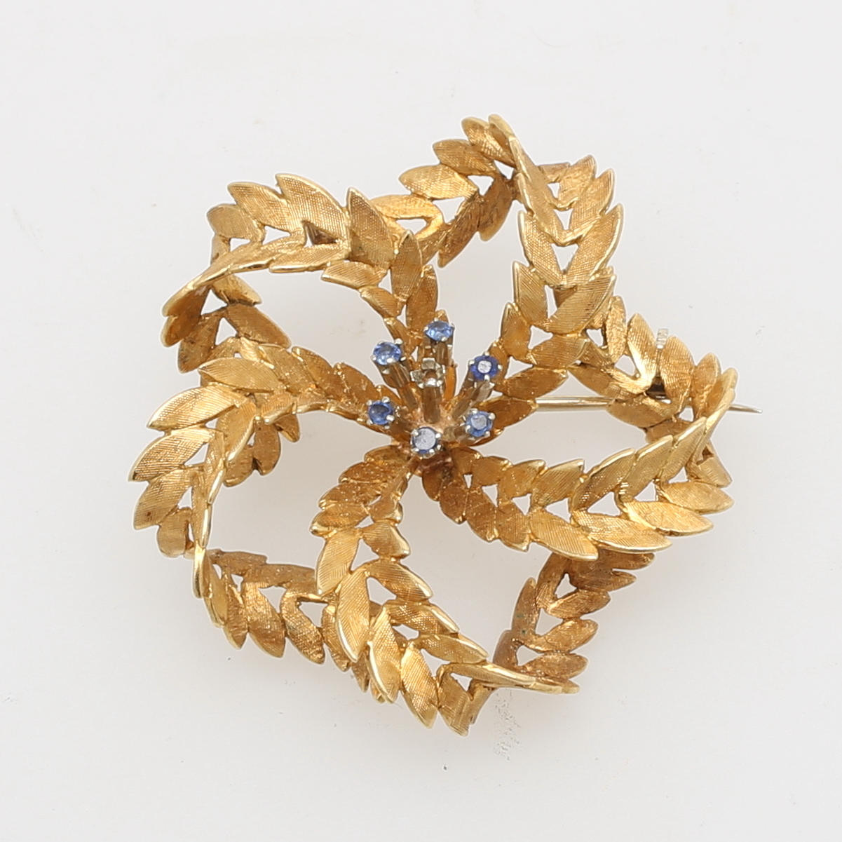 BROSCH, med blå stenar, guld 18K, vikt 12,1 gram.