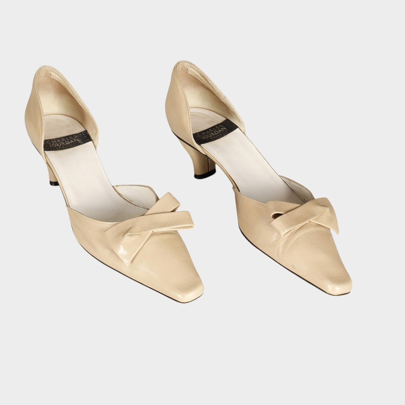 Charles Jourdan, pumps med rosett.