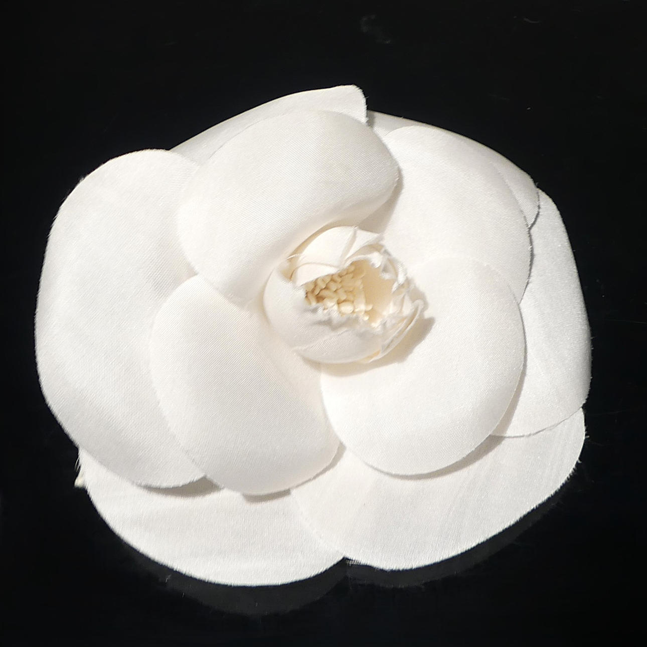 CHANEL, brosch, Kamelia i original förpackning.
