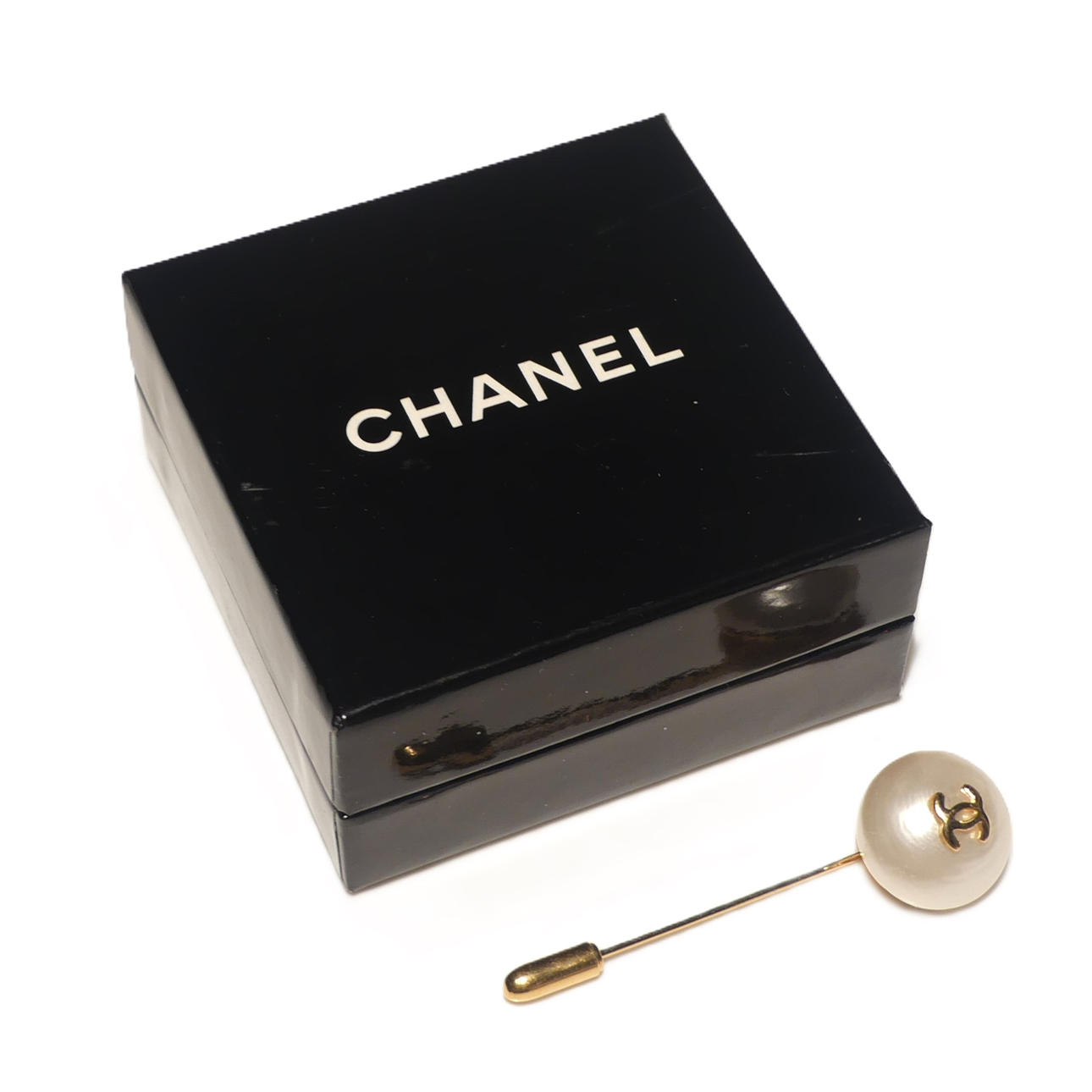 CHANEL, nålbrosch i original förpackning.
