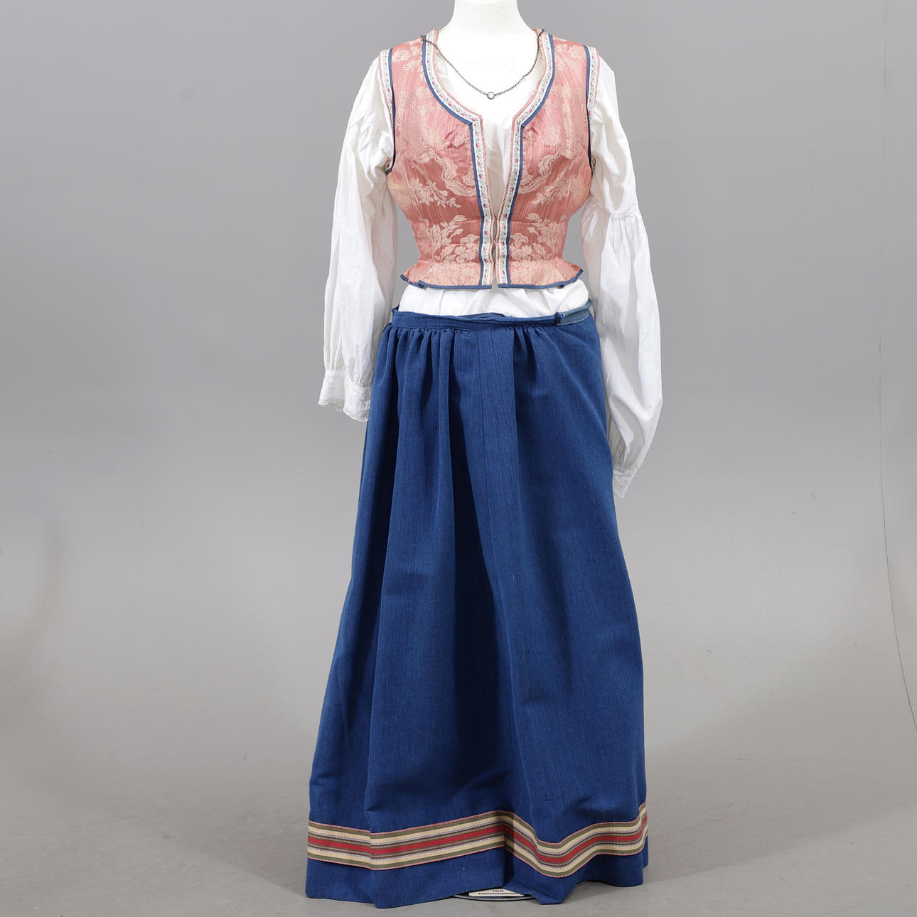 FOLKDRÄKT, 1900-talets andra hälft.