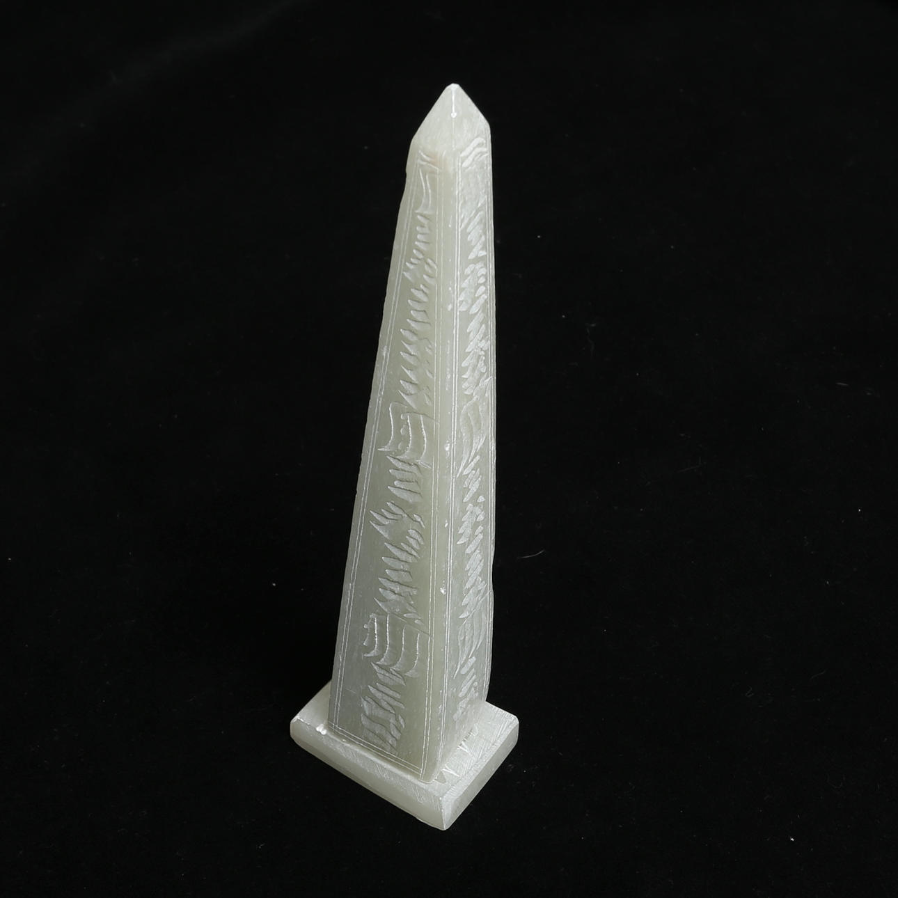 OBELISK, täljsten, med inristade tecken.