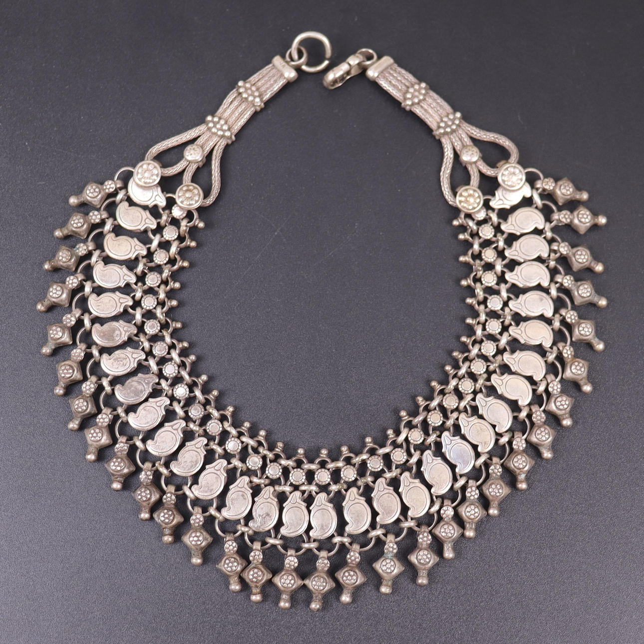 COLLIER, Rajasthan, Indien, vitmetall, 1900-tal.