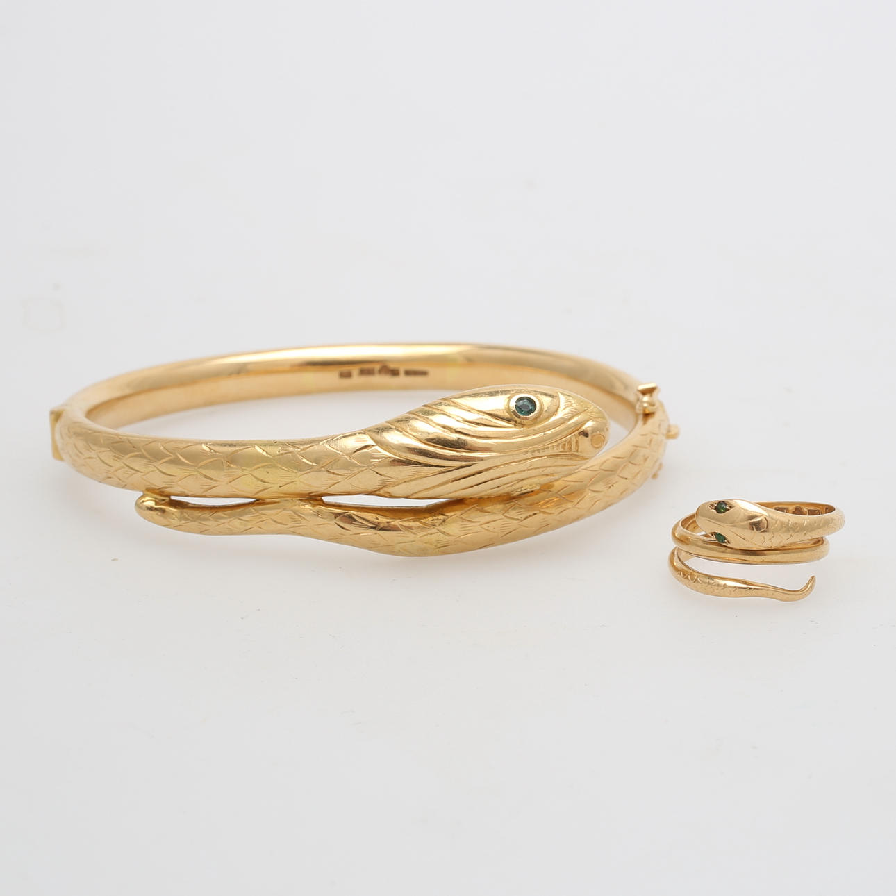 ARMRING och RING, med gröna stenar, guld 18K, Gustaf Dahlgren & Co Malmö, 1956, vikt 32,08 gram.