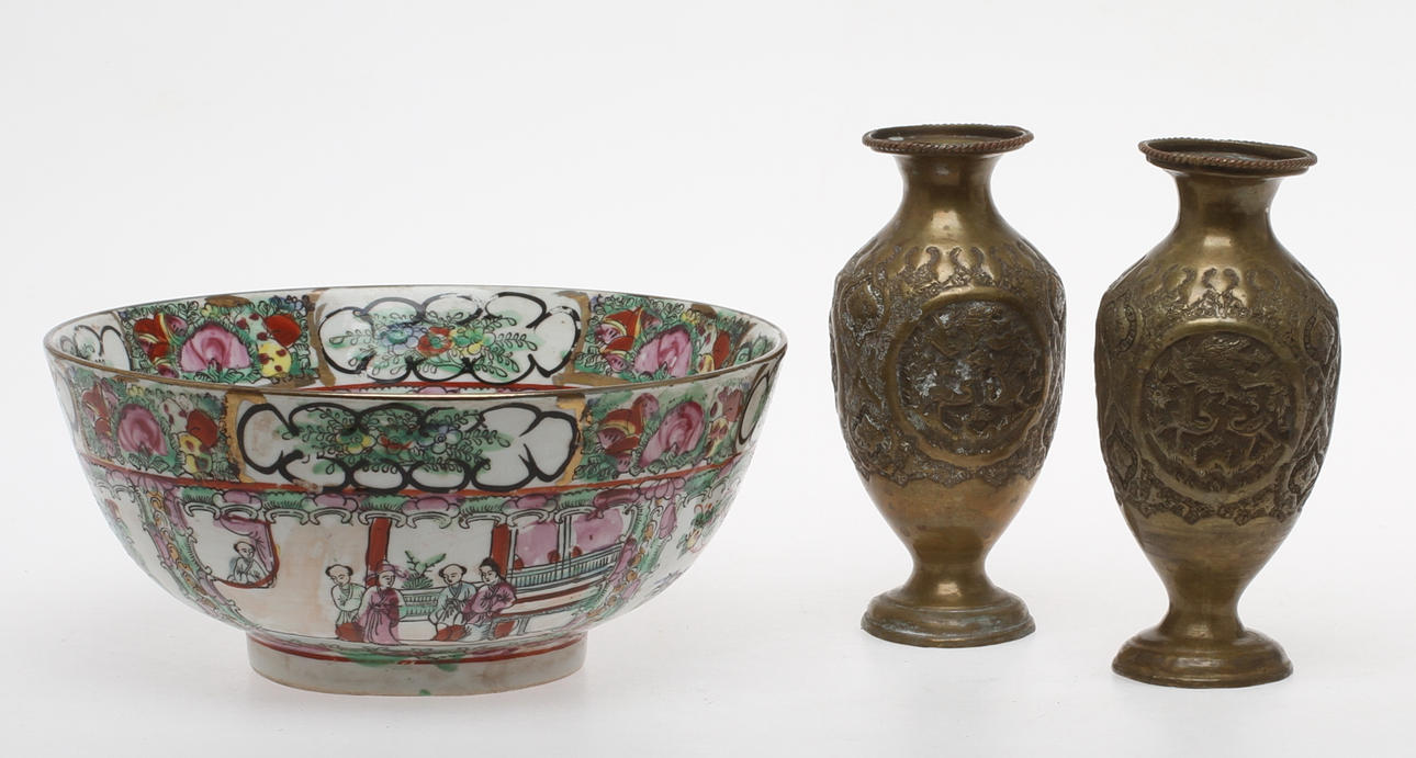 SKÅL, porslin, samt VASER, 1 par, metall, orientaliska, 1900-tal.