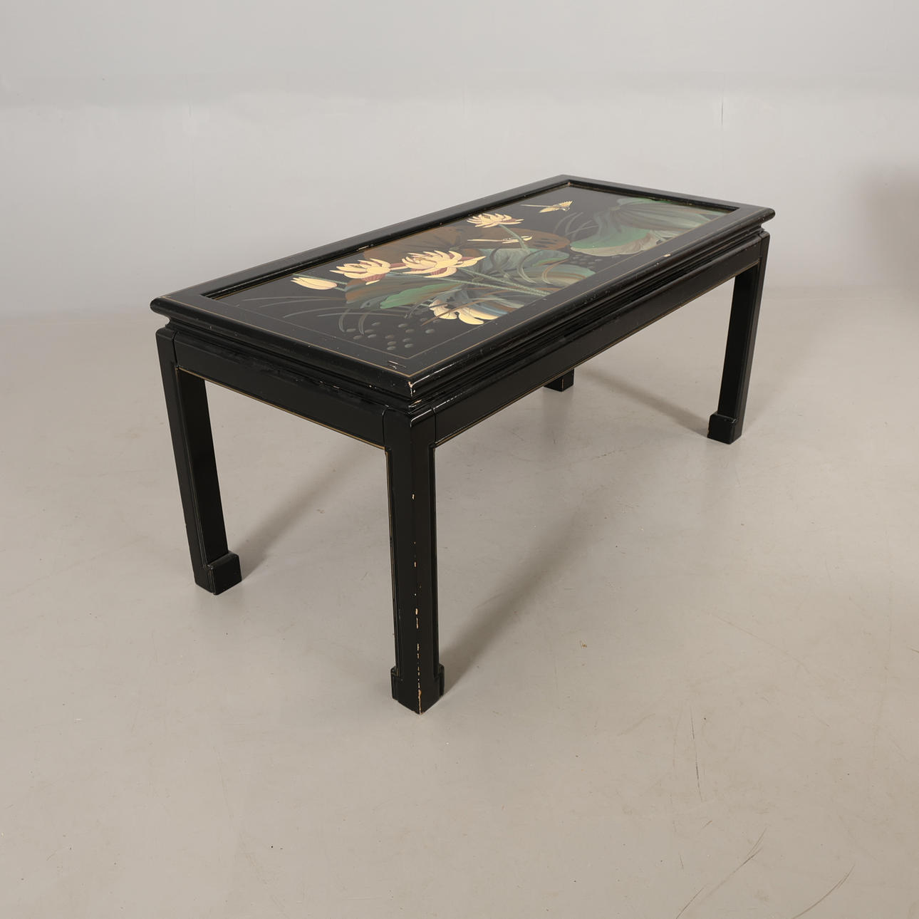 SOFFBORD orientalisk stil med dekor av blommor.