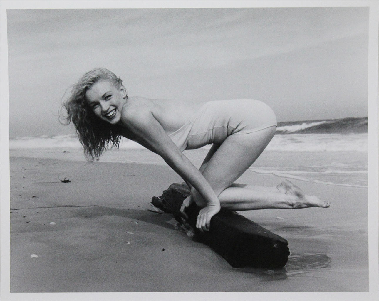 ANDRÉ DE DIENES. Marilyn Monroe på stranden i baddräkt. Fine art print. Stämpelmärkt á tergo och numrerad 124/200 daterad 5-16-2006.