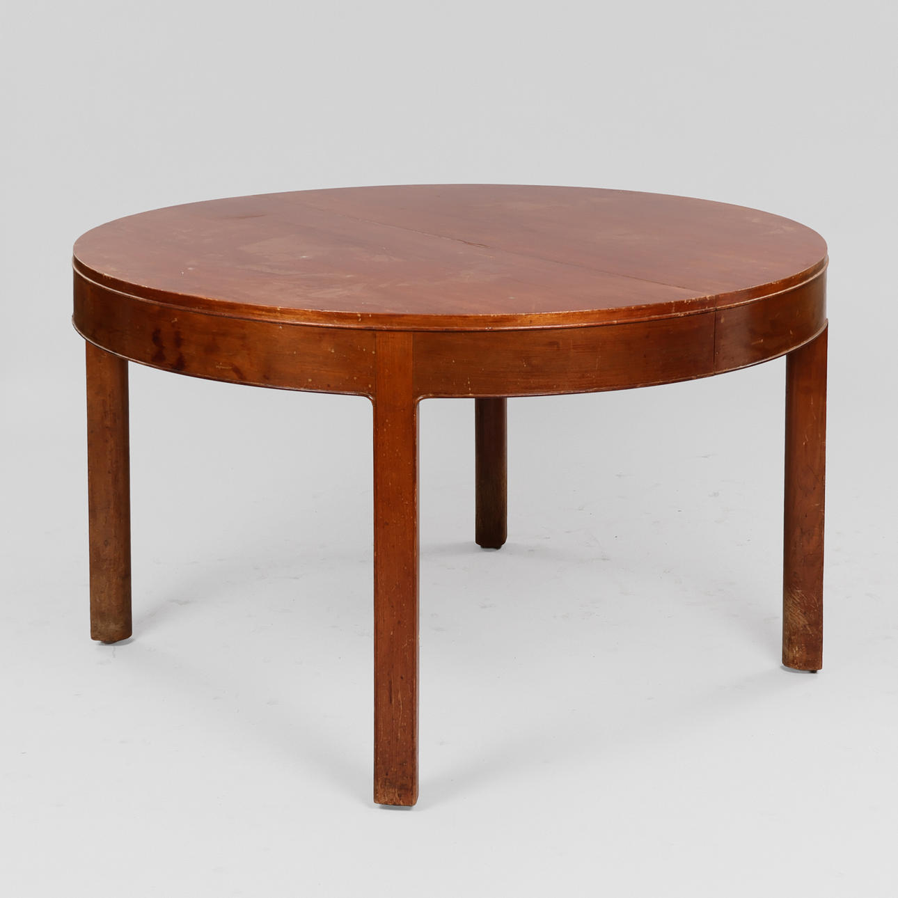 Circular dining table in mahogany, 1930s-40s, Danish cabinetmaker.
