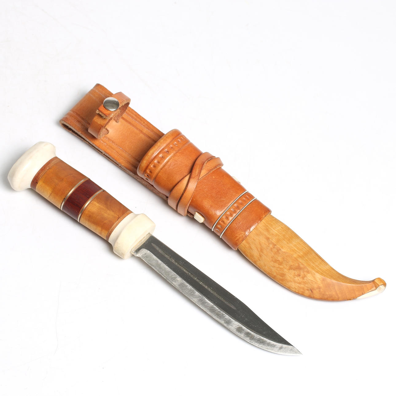 KNIV, björk och horn, signerad Be.B och daterad -91.