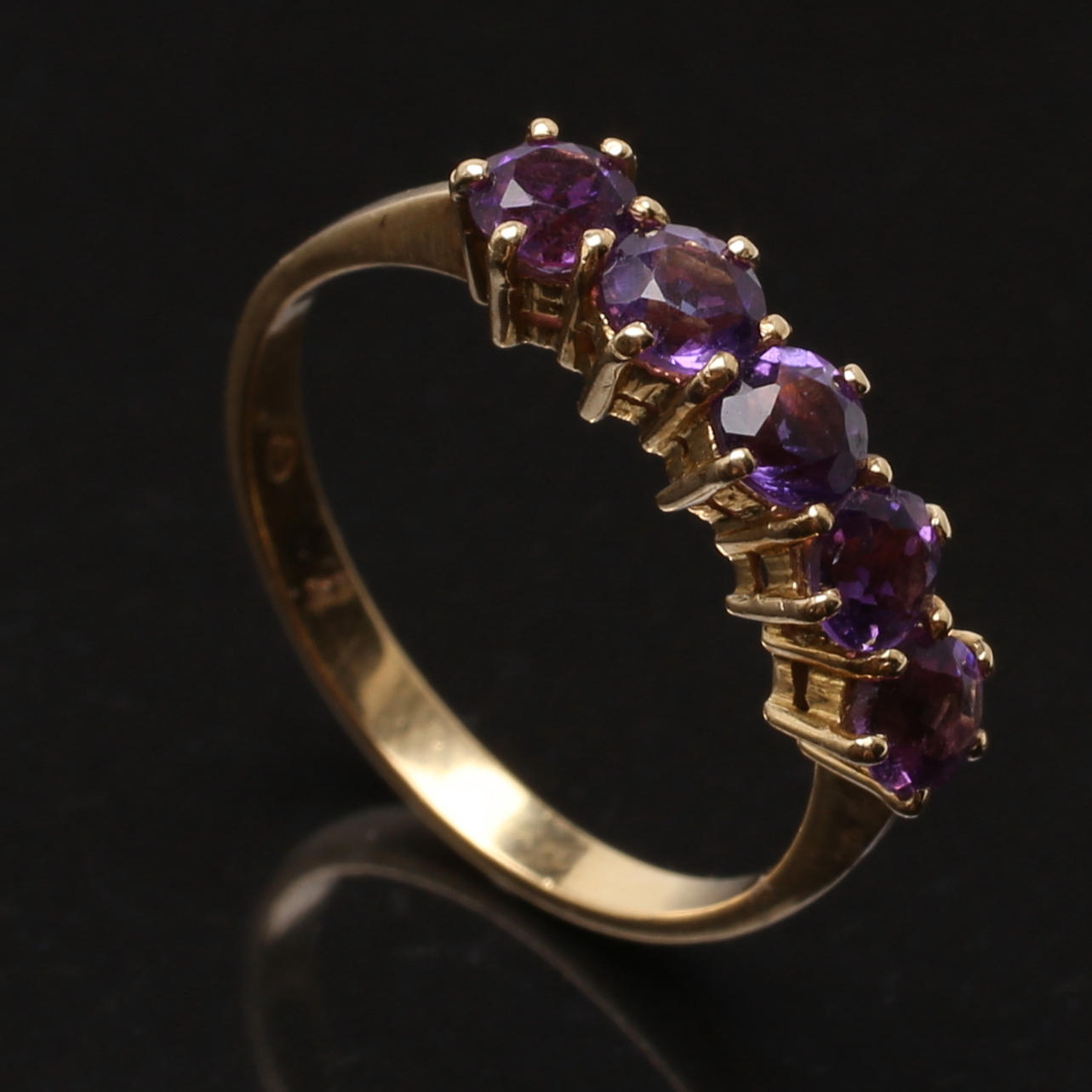 RING i 18 K gulguld med ametister, totalvikt 1,99 gram.