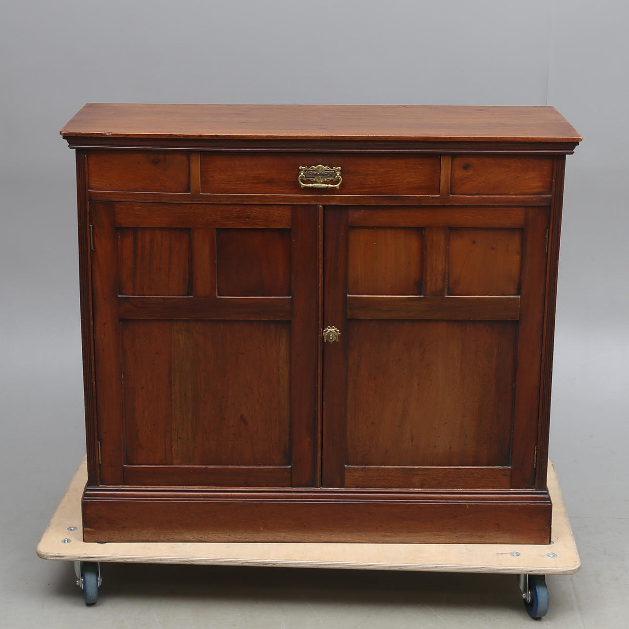 SIDEBOARD, George Henscher, England, 1900-tal.