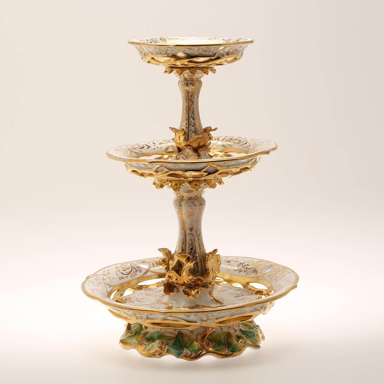 ÉTAGÈRE, porslin, 1900-talets första hälft.