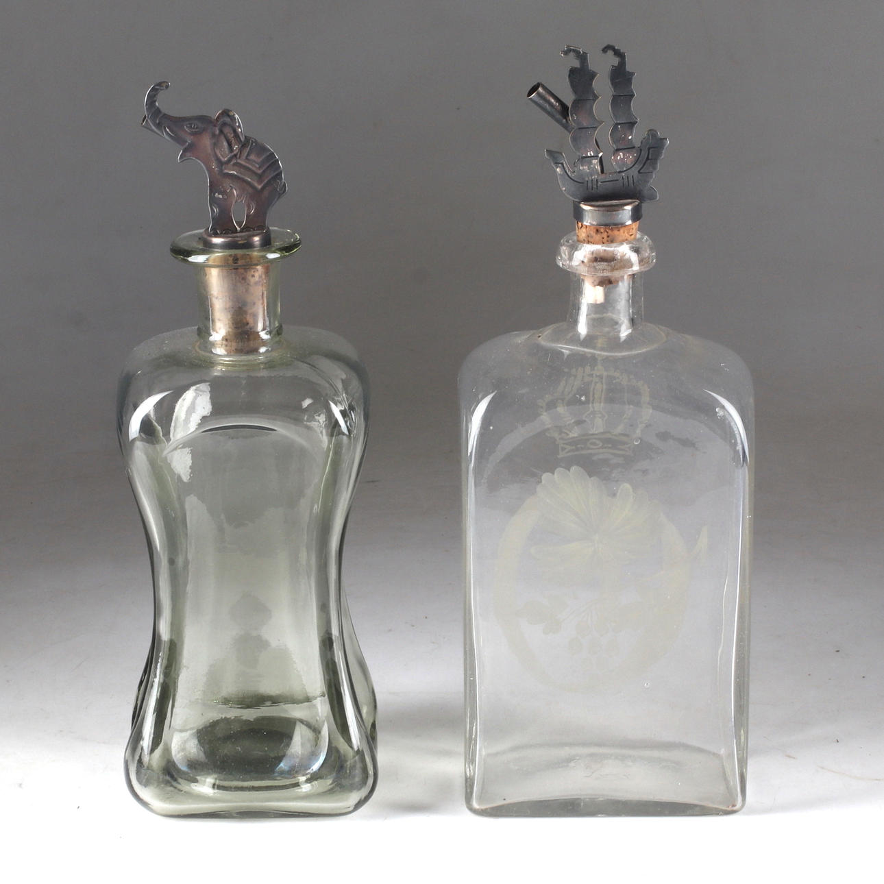 KARAFFER, 2 st, glas, bl.a. kluckflaska, 1900-tal.