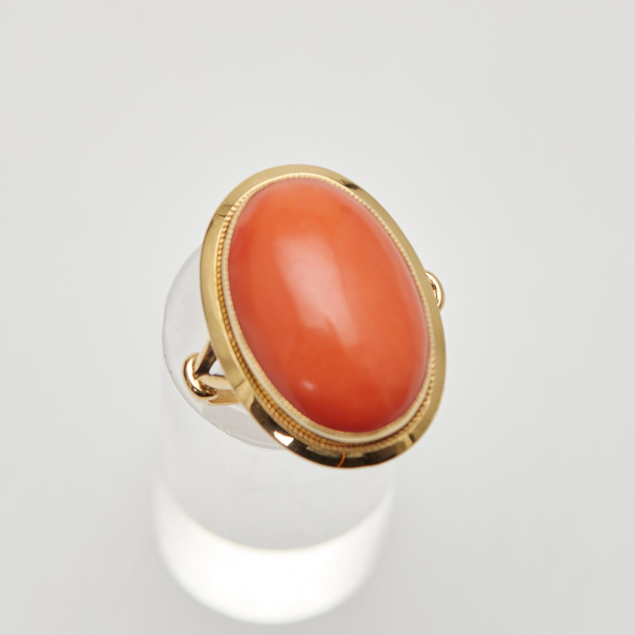 Ring, 750 gulguld, korall.
