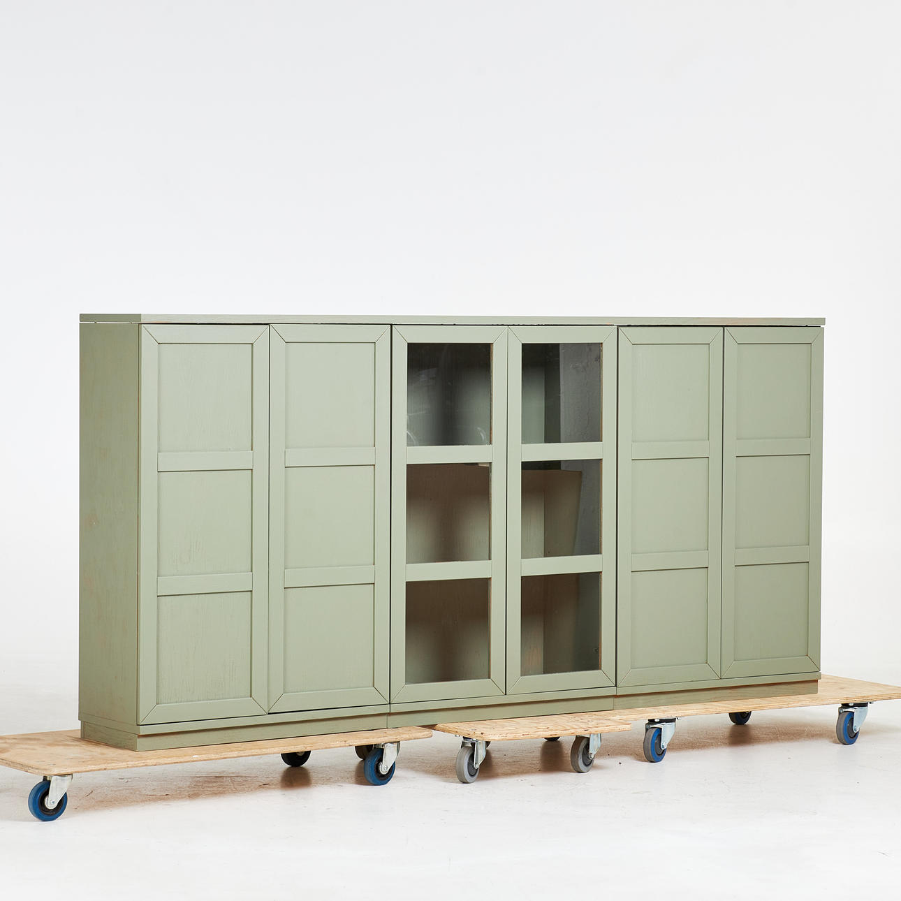 SIDEBOARD, EM möbler, vitrindel i mitten, inredd med hyllplan.