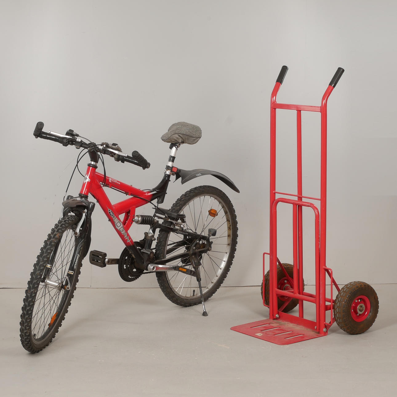 CYKEL OCH TRANSPORTKÄRRA, 2000-tal.