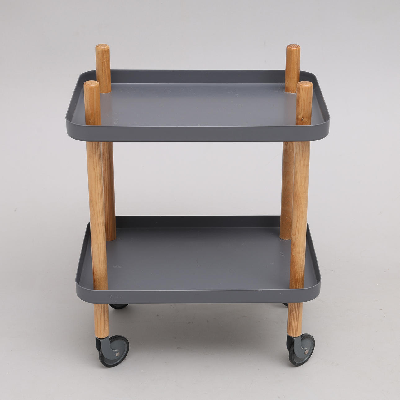 SIMON LEGALD. SERVERINGSVAGN, ASK & GRÅLACKERAD METALL, "BLOCK TABLE", FÖR NORMANN COPENHAGEN, MODELLEN FORMGIVEN 2012.