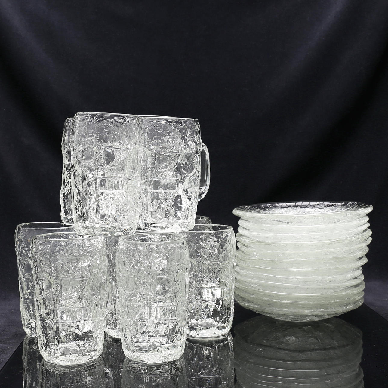 ÖLGLAS samt TALLRIKAR, 23 delar, Göte Augustsson, Ruda Glasbruk, 1960-tal.