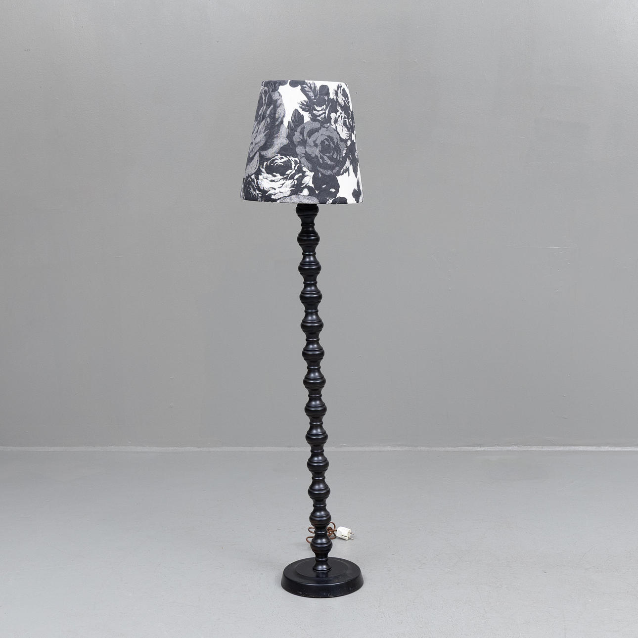 GOLVLAMPA, svartlackerat trä, 2000-tal.