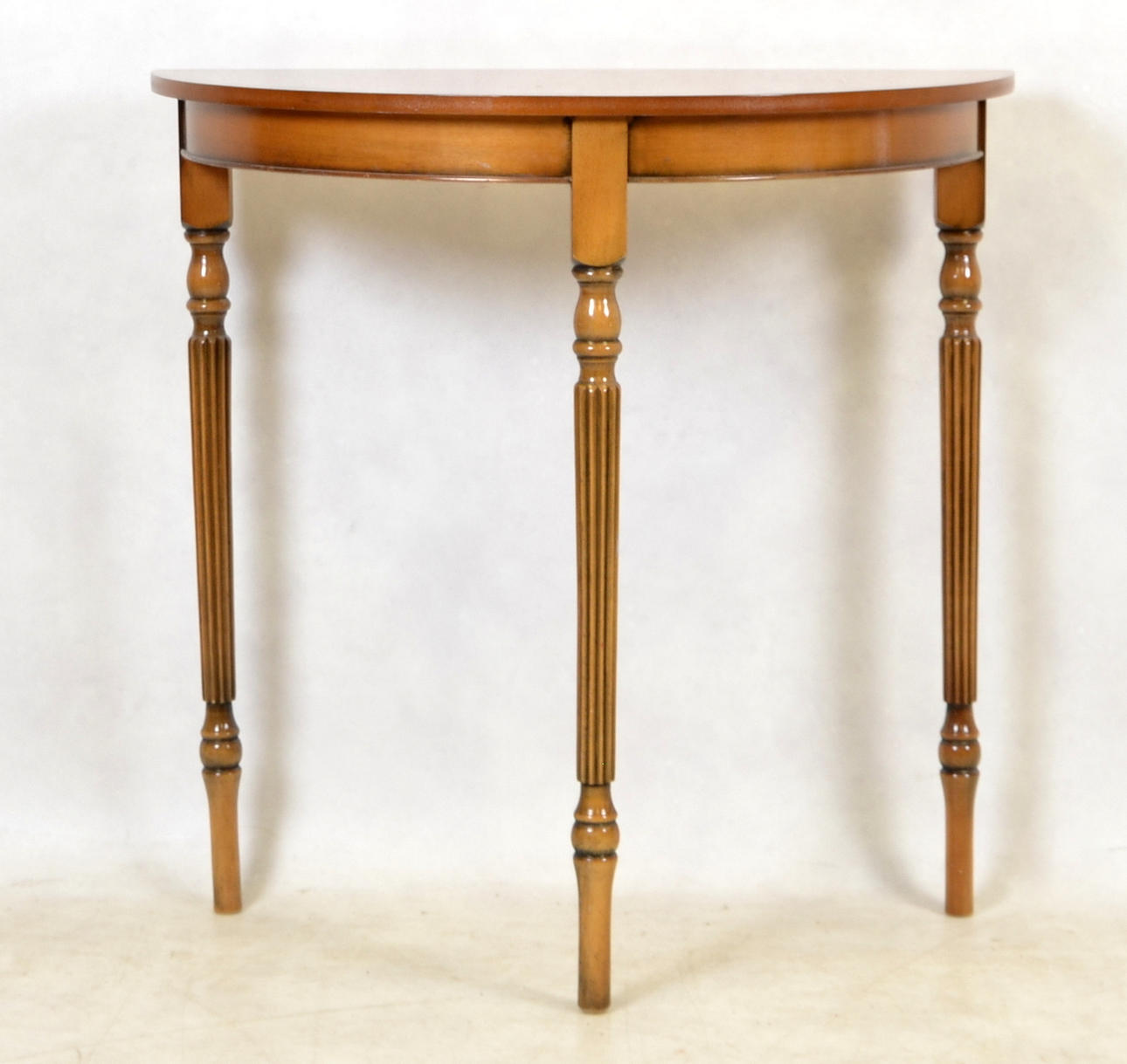 HALVMÅNEBORD, 1900-tal.