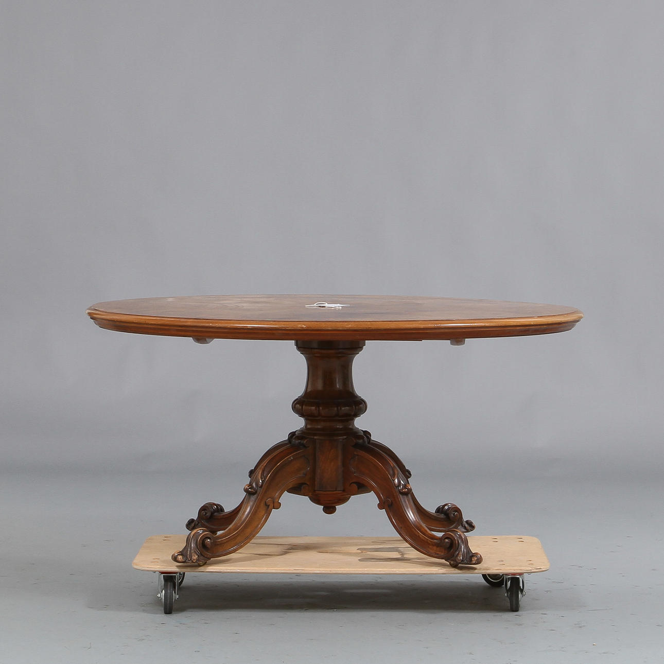 BORD, på fyrdelad pelarfot.