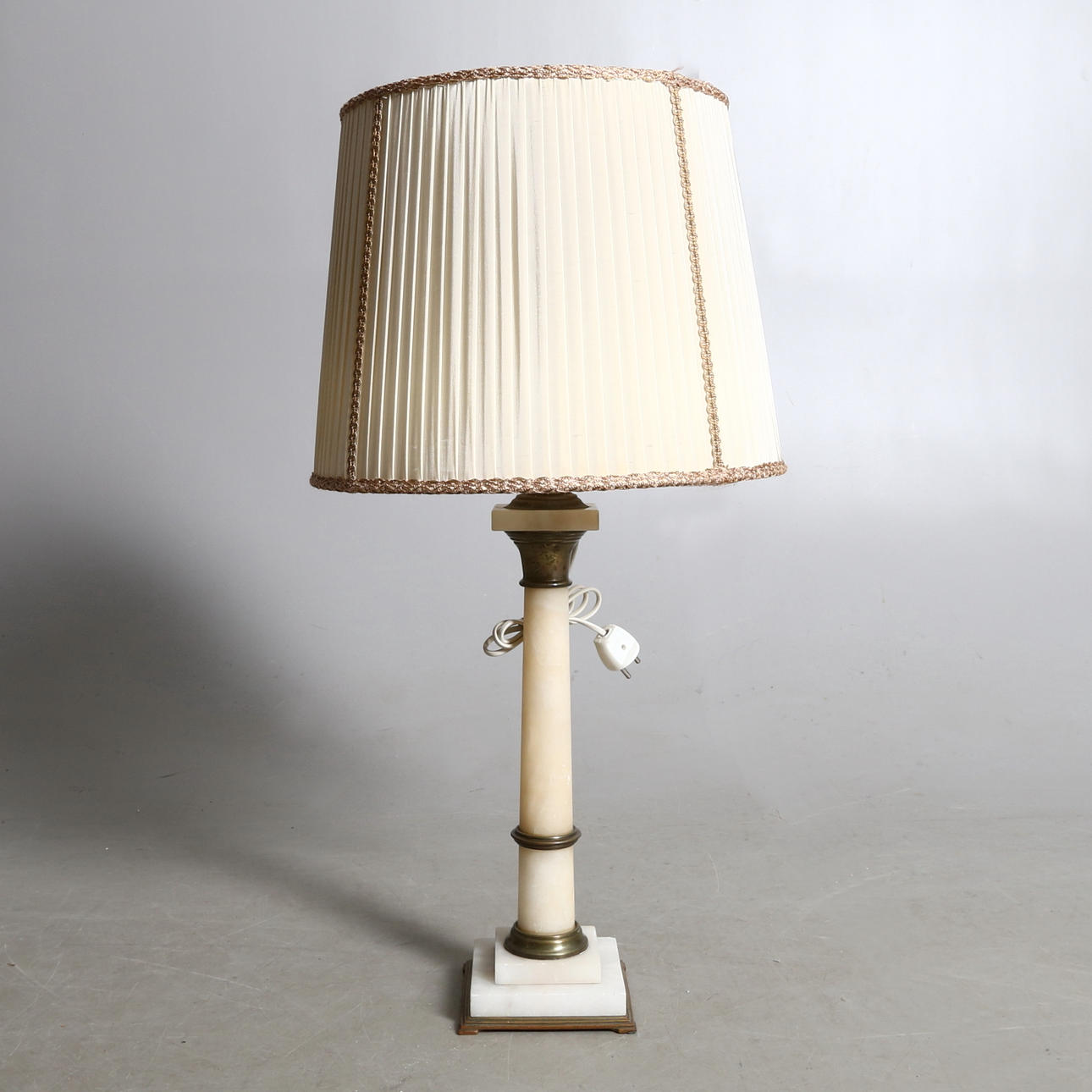 BORDSLAMPA, alabaster, tidigt 1900-tal.