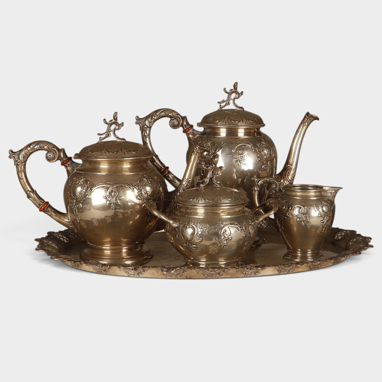 Kaffe- och teservis i silver.