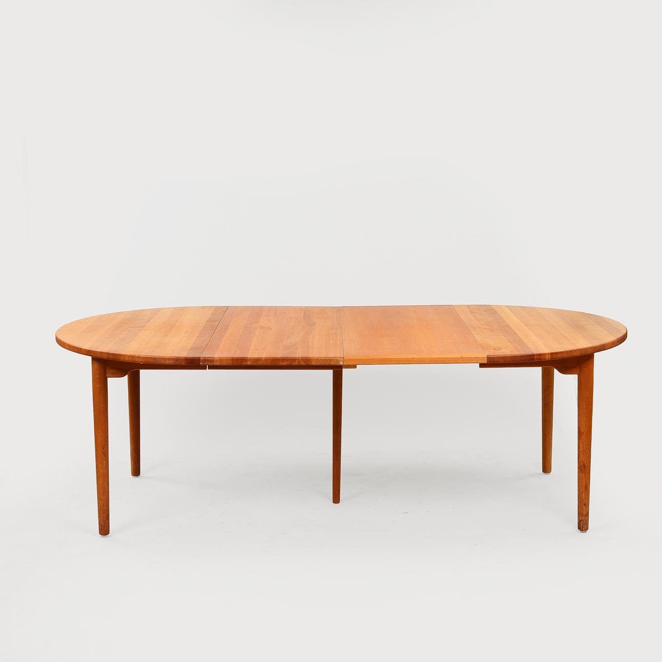 ANDREAS HANSEN. Round dining table in solid cherry wood with extension, Brdr. Andersen Møbelsnedkeri, Denmark. (1+2+1).