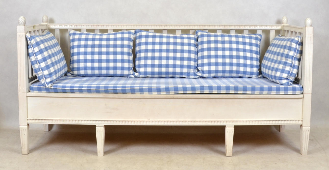 KÖKSSOFFA, vit, gustaviansk stil, 1900-talets andra hälft.