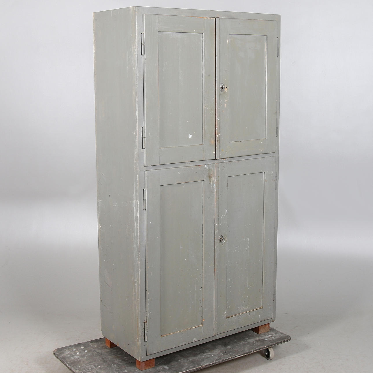 VERKTYGSSKÅP, bemålat trä, 1900-talets början.