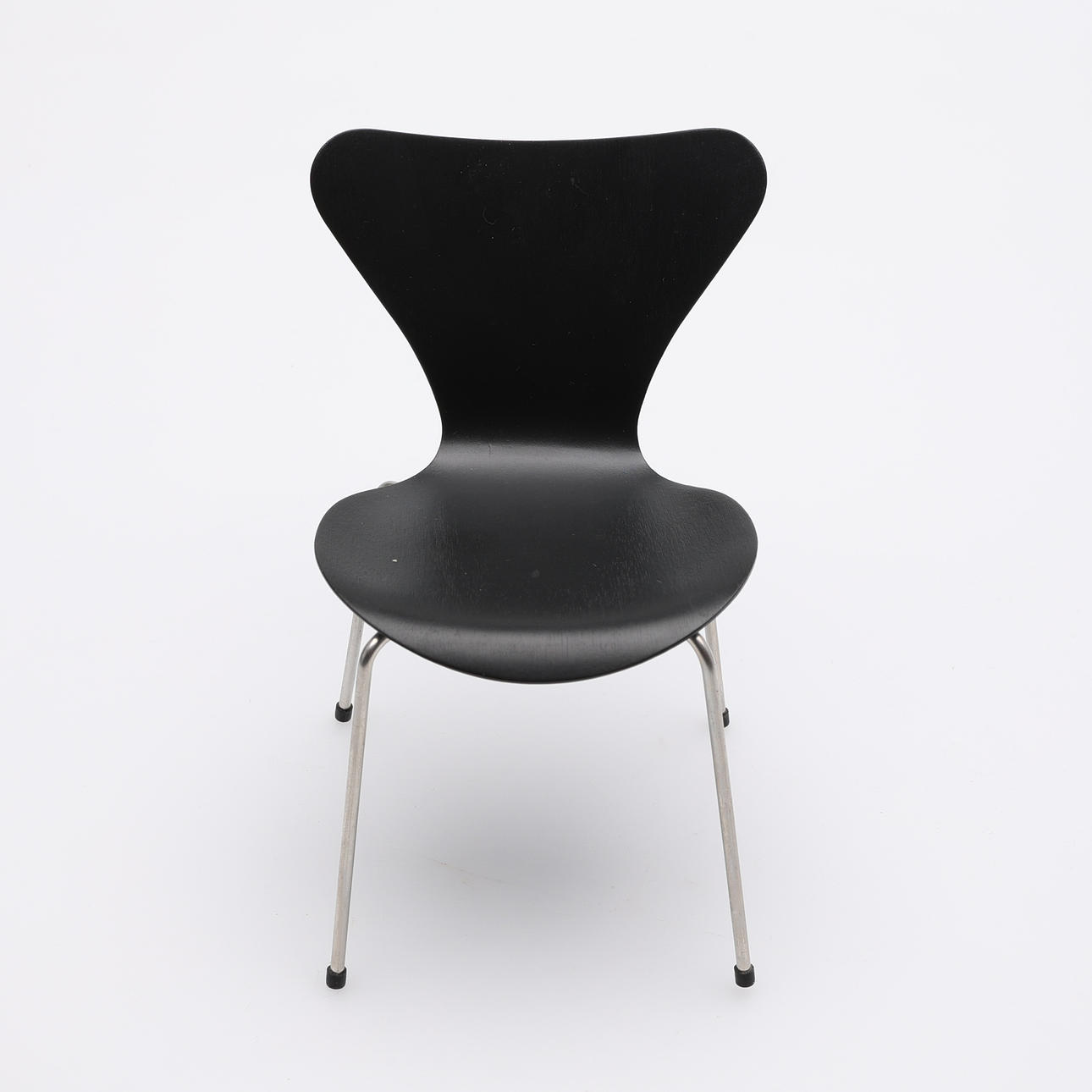 MÖBELMINIATYR, SJUAN, FORMGIVEN AV ARNE JACOBSEN.