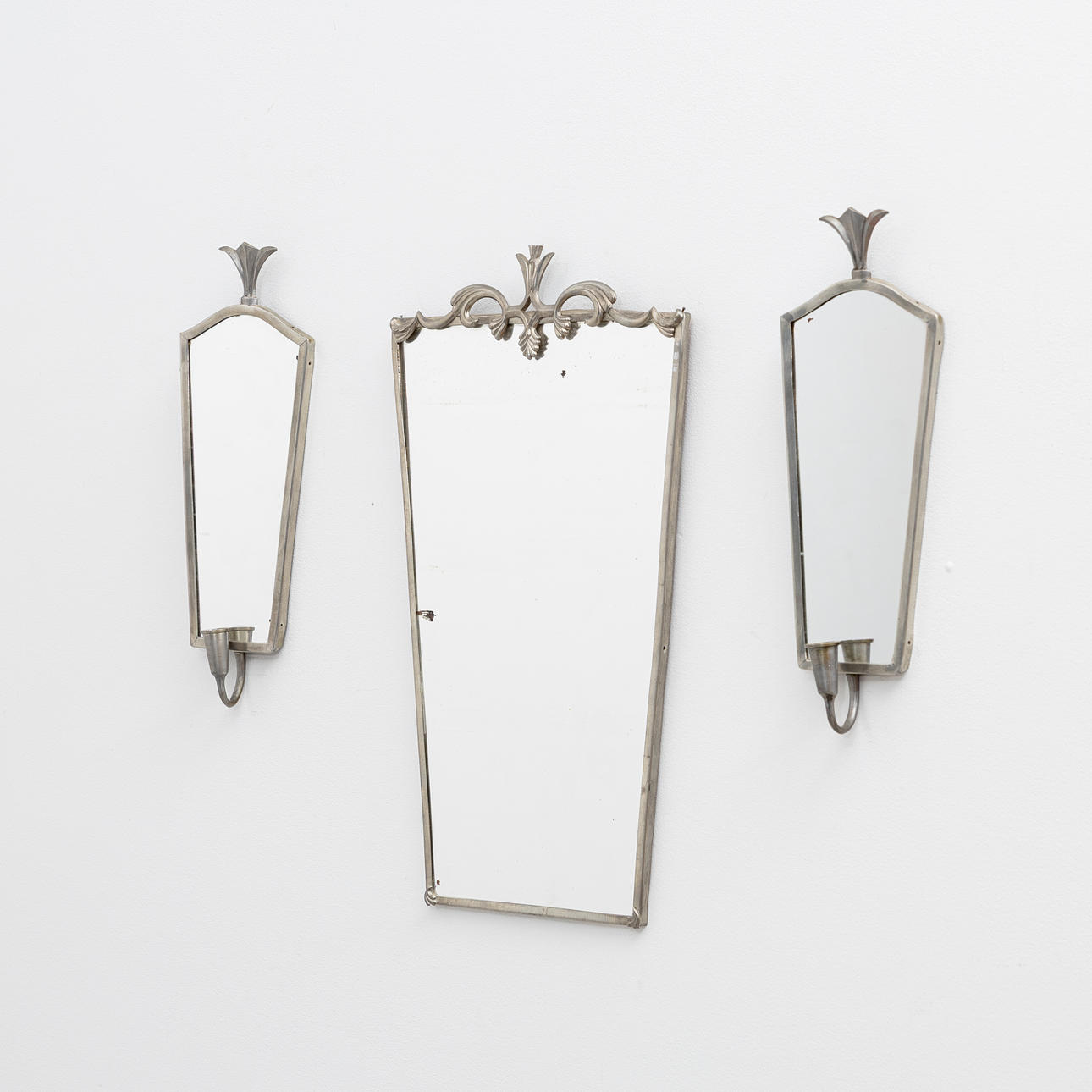 SPEGEL SAMT SPEGELLAMPETTER, ett par, Swedish Grace, tenn, 1930-tal.