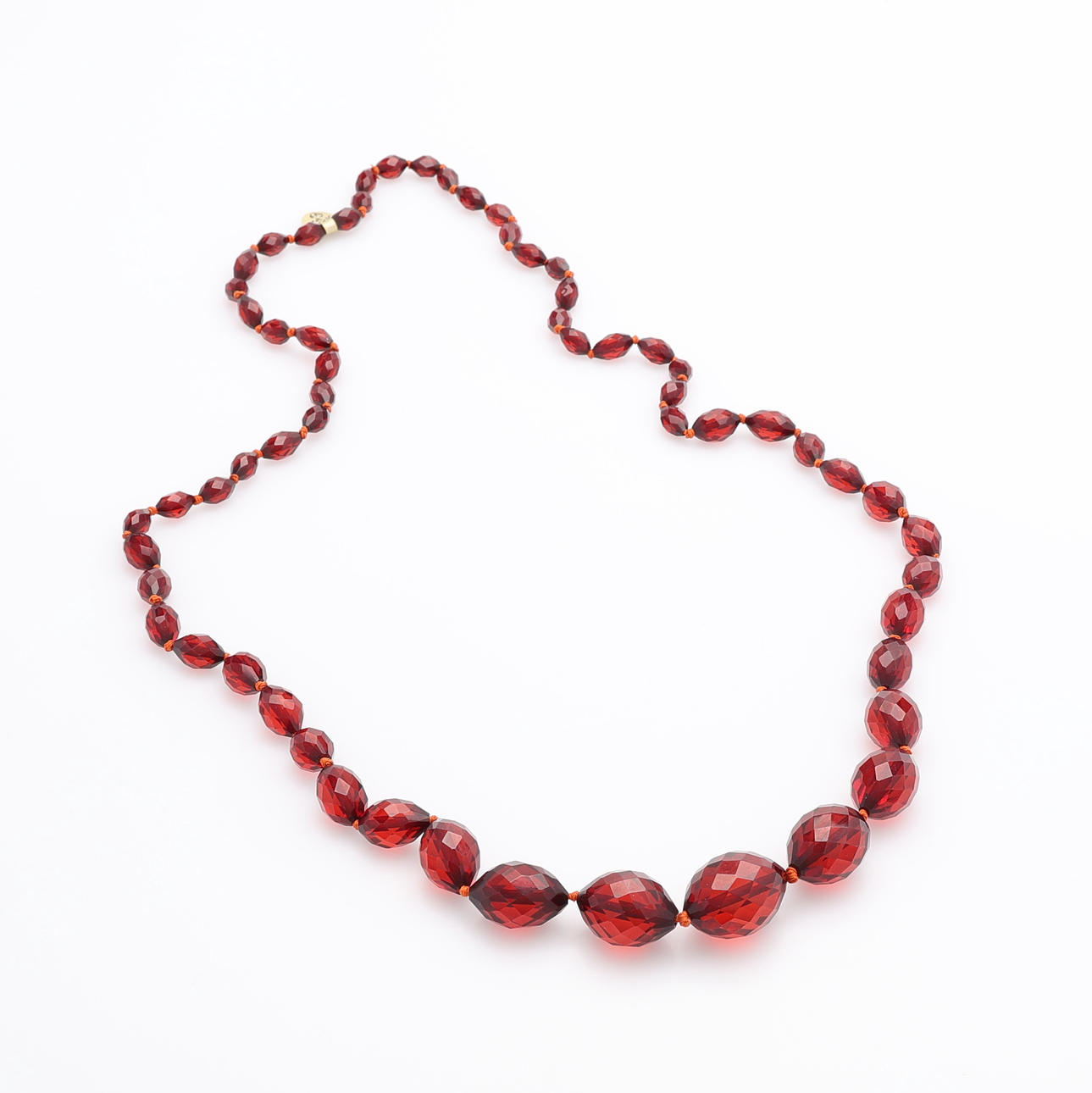 COLLIER, FACETTSLIPAD BAKELIT, S.K. CHERRY AMBER, OMKRING 1920.