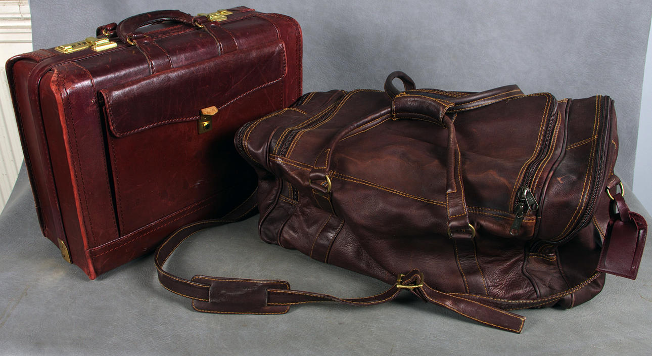 VÄSKOR, 2 stycken, skinn.