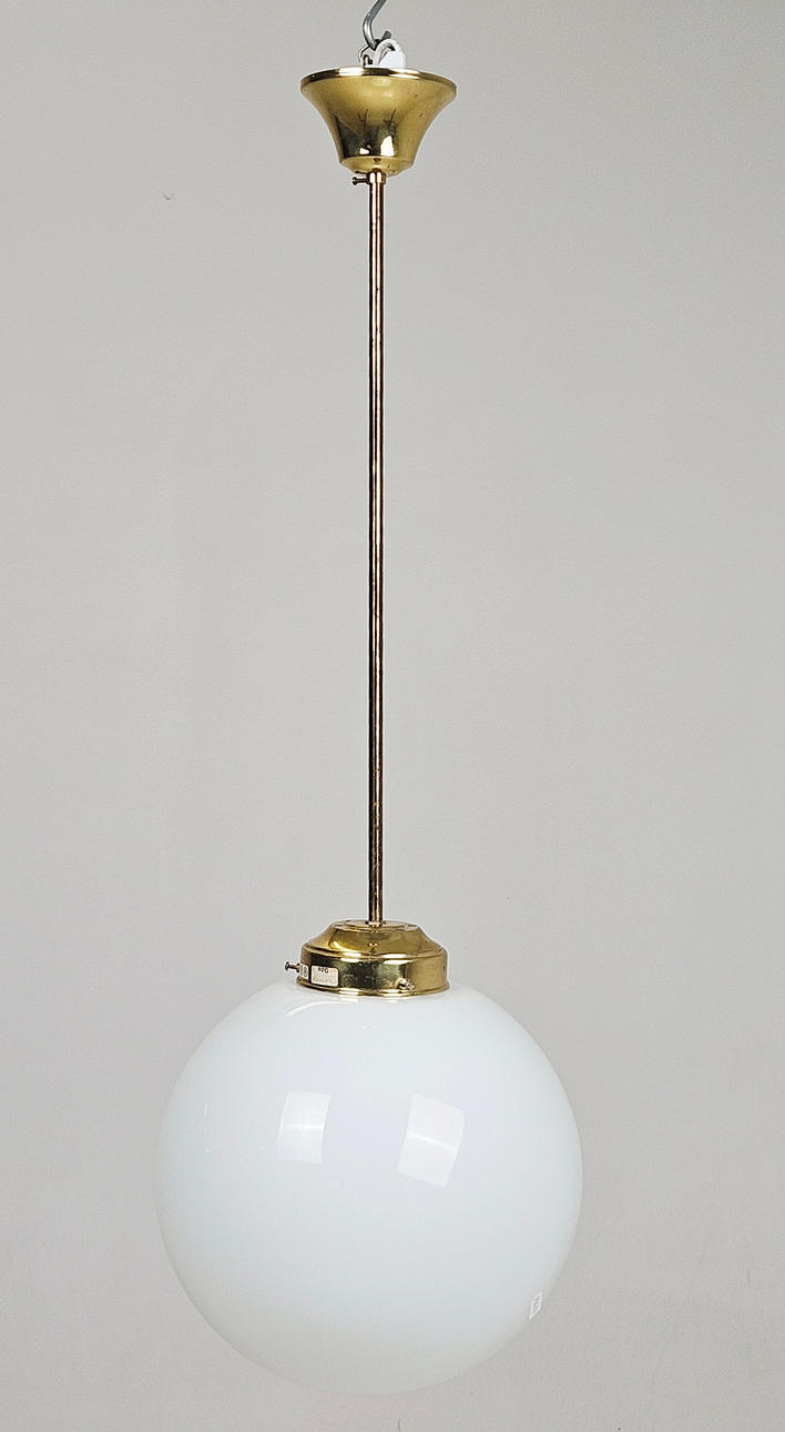 TAKLAMPA, glas och gulmetall, klot, 1900-tal, höjd ca. 95 cm.