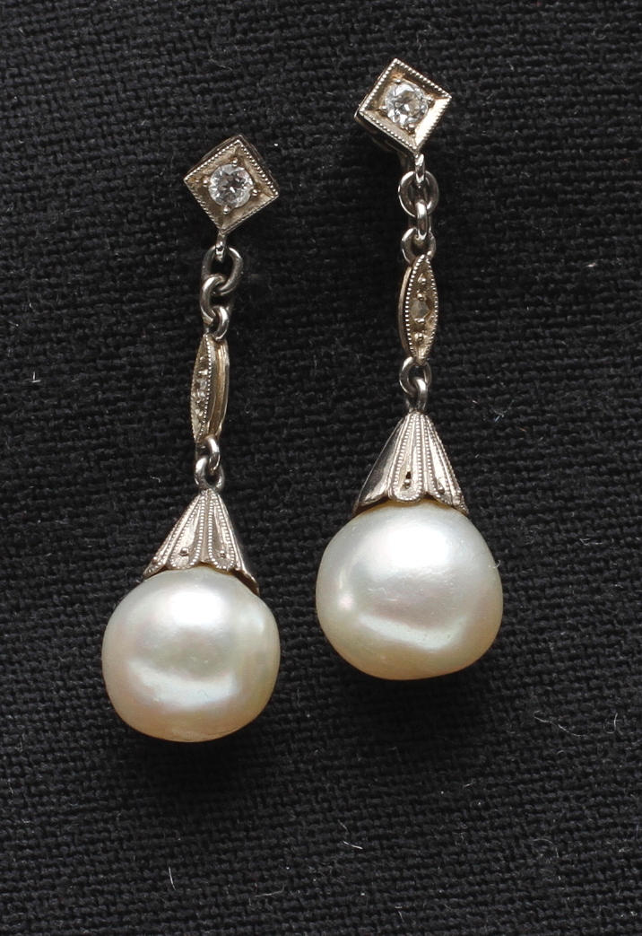 ÖRHÄNGEN, 18k vitguld, möjligtvis odlade South sea pärlor med diamanter, Stockholm 1946.