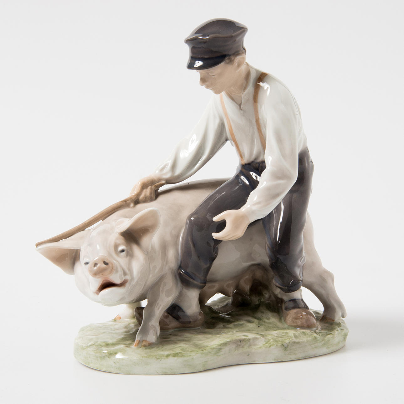 FIGURIN, porslin, pojke med gris, Royal Copenhagen.
