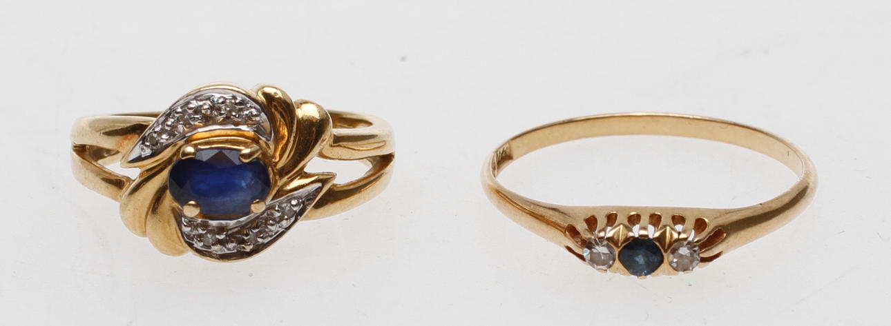RINGAR, 2 st, med stenar, 18k guld, vikt ca 5,2 gr.