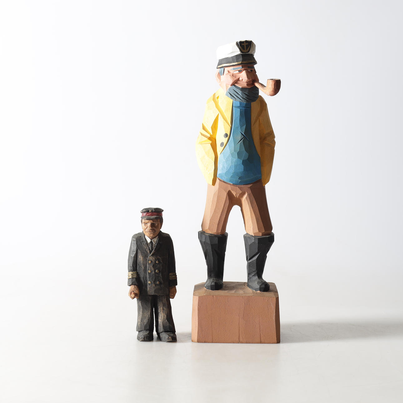 FIGURINER, 2 st, snidat trä, 1900-tal.