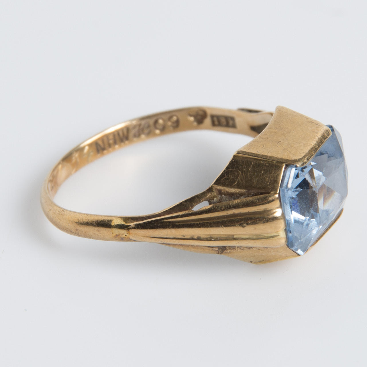 RING, 18 K guld med blå topaz.