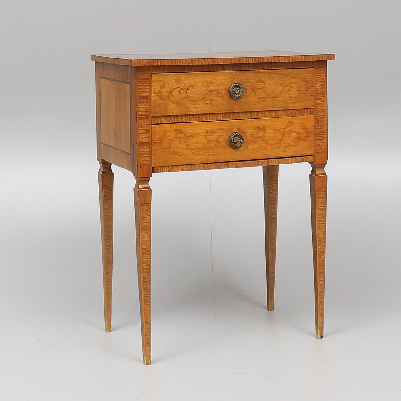 BYRÅ, gustaviansk stil, 1900-tal.