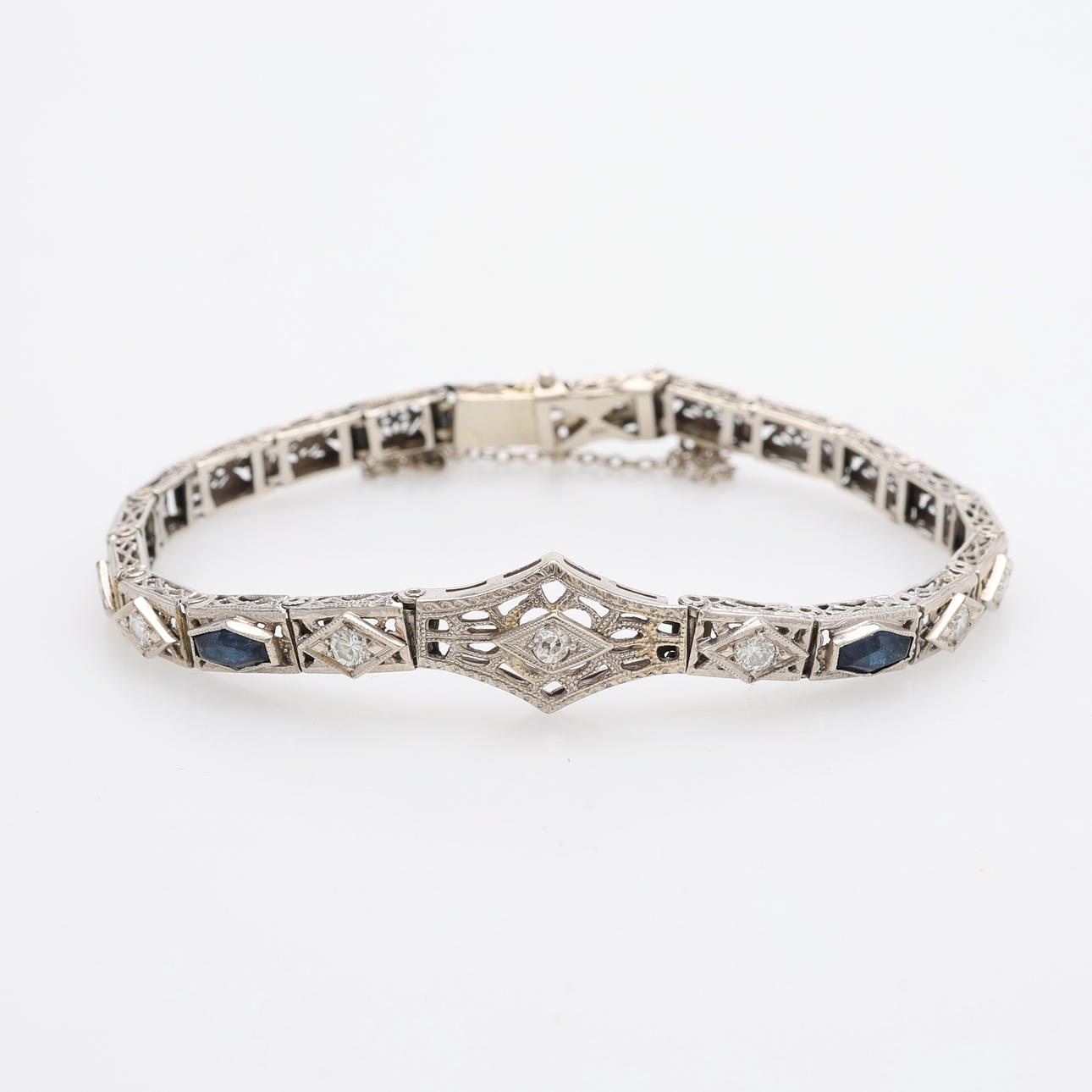 ARMBAND, 14K VITGULD, DIAMANTER & BLÅTT GLAS, 1930-TAL, TOTALT 8,5 GRAM.