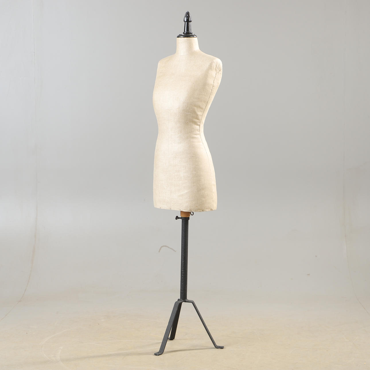 PROVDOCKA, textil och metall, 1900-talets mitt.