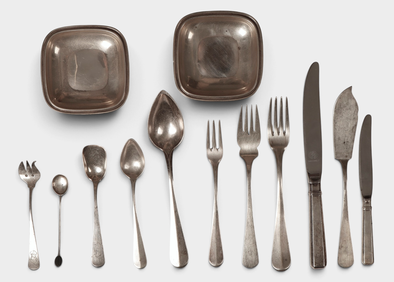 Bestick i silver med monogram.