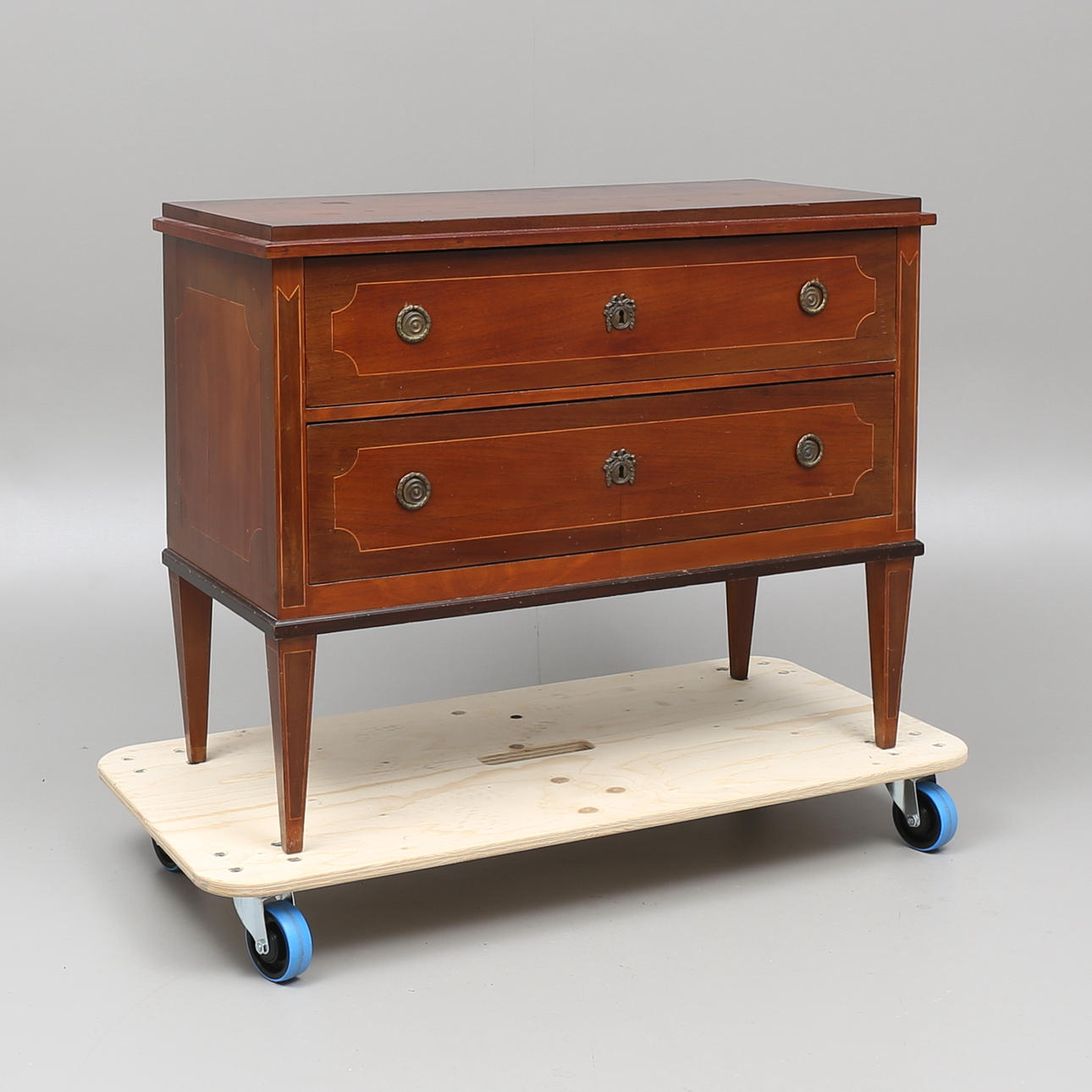 BYRÅ, gustaviansk stil, 1900-talets första hälft.