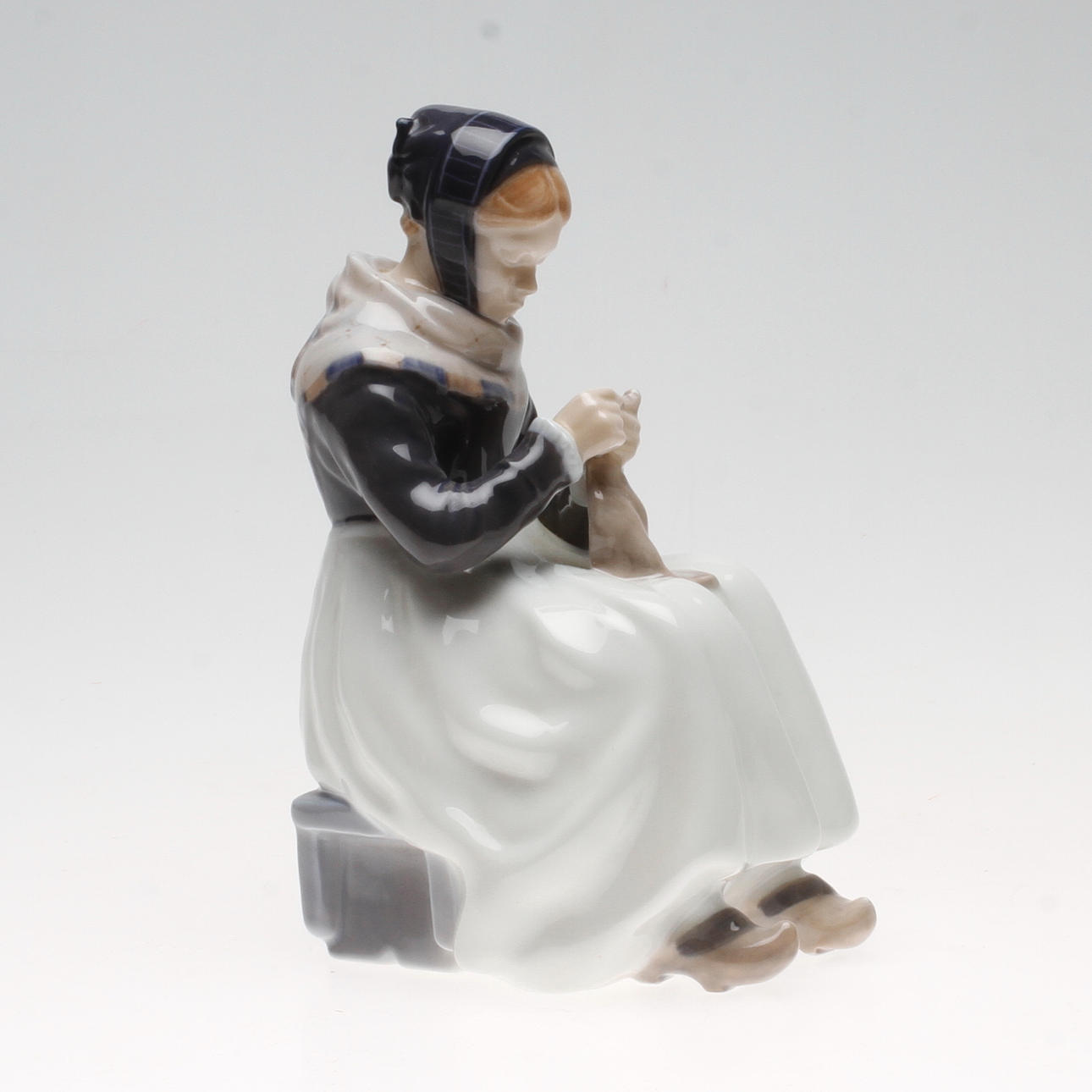 FIGURIN, porslin. Amagerpige, Lotte Benter, Royal Copenhagen, Danmark, 1900-tal.