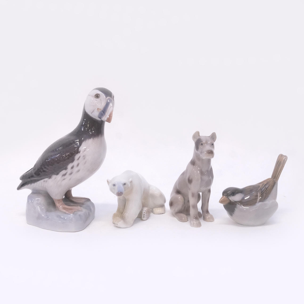 ROYAL COPENHAGEN / BING & GRÖNDAHL. FIGURINER, FYRA DELAR. FÅGLAR, ISBJÖRN OCH HUND. DANMARK.