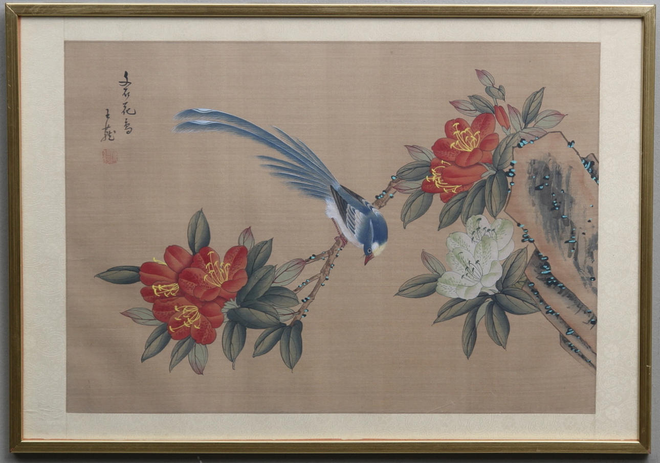 OKÄND KONSTNÄR. KINA. 2 st. Motiv med Kinesiska muren samt fågel på gren. Akvarell på siden. Stämpelsignerade.