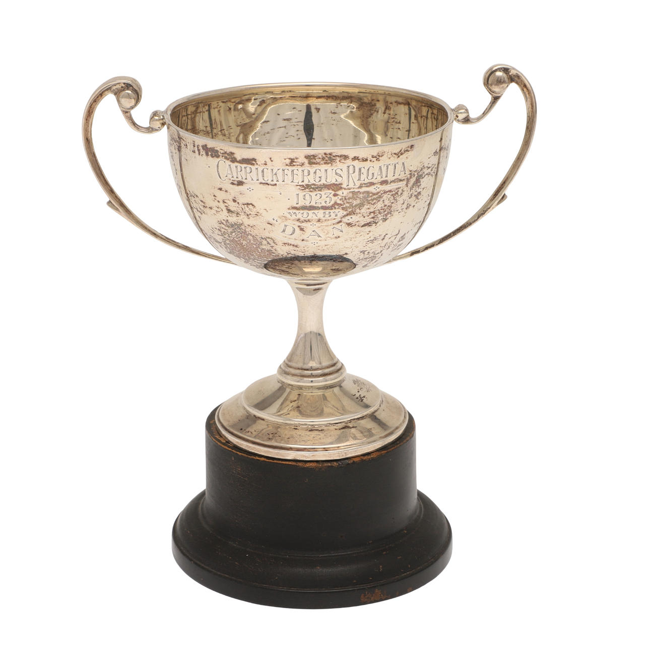 A SMALL GEORGE V SILVER TWIN HANDLED TROPHY CUP.