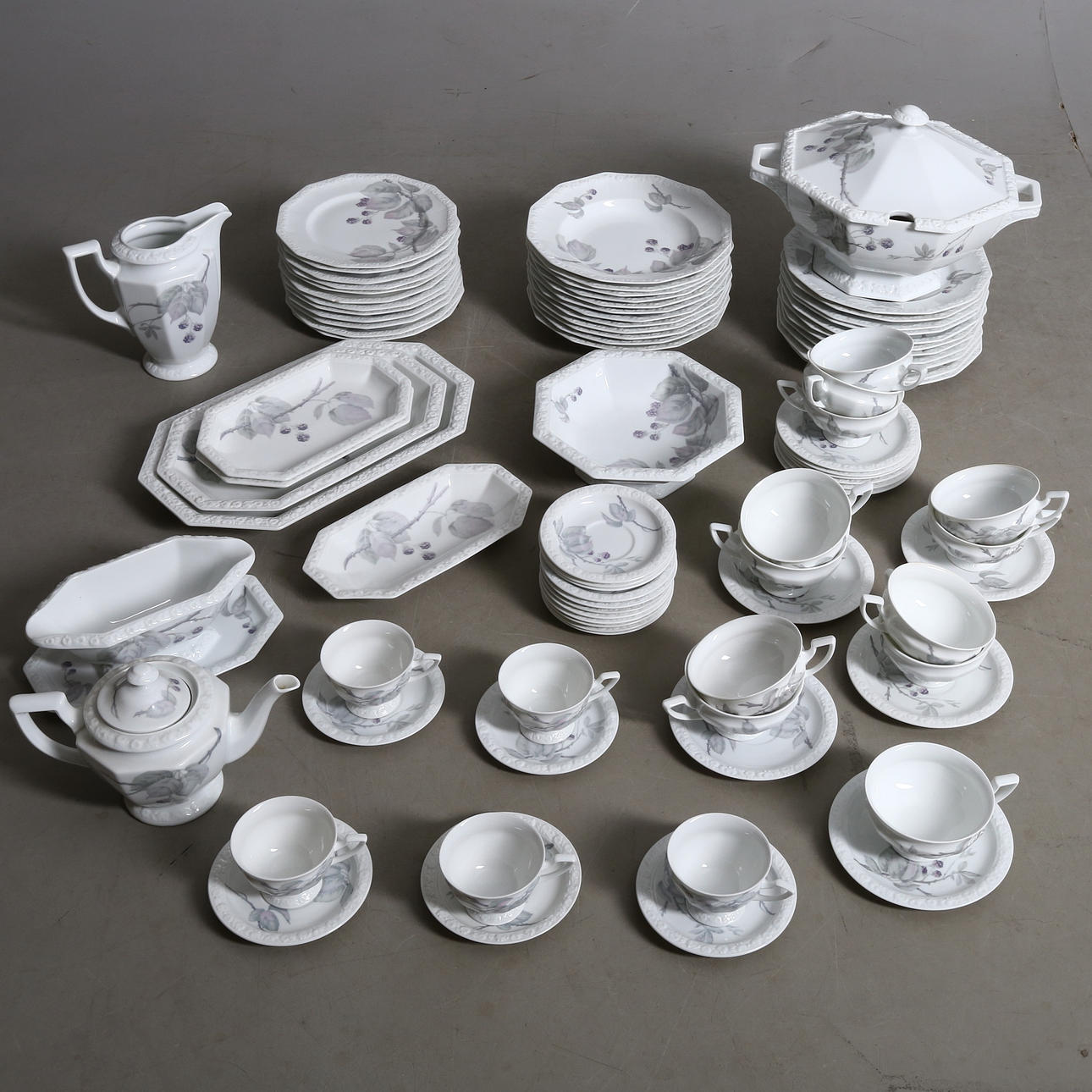 KAFFE-, TE- och MATSERVIS, ca 60 delar, porslin, Maria Björnbär, Rosenthal.